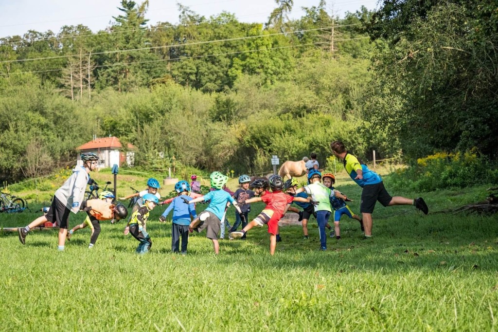 Děti na kole na letním táboře